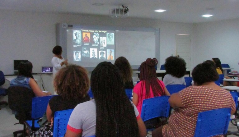 Terlúcia Silva com estudantes da UFPB